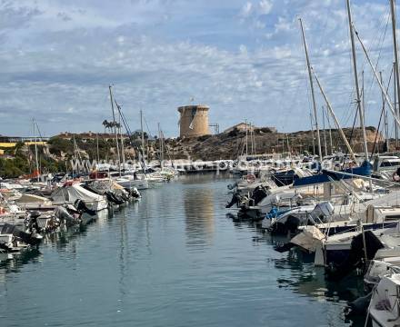 El Campello - from beach life to mountain hiking in 15 minutes - villas, houses and apartments with a view. Along El Campello's seafront and coastline, there are also many exclusive homes with very good views.  