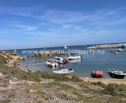 Tabarca er Spanias minst befolkede øya med kun mellom 50 og 75 faste innbyggere. Det finnes utrolig mange spennende ting å utforske på denne lille øye - en av Alicante provinsen største turisatraksjon. En naturskjønn øy med mange strender og bukter for å 