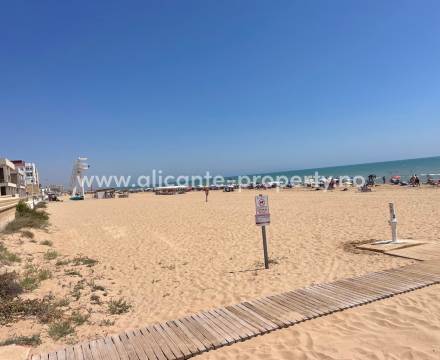 Sandstrendene i Guardamar del Segura er favoritt-strendene til mange boligeiere i dette området sør i Alicante-provinsen. Det finnes en rekke prosjekter med nye moderne leiligheter og byen har flere luksuriøse hus helt nede ved stranden.