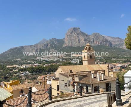 Polop - fra gammel historie til moderne hus og boliger i Polop Hills. Polop er en av de eldste byene med bosetning i Alicante-provinsen. Et område med meget moderne boligbygging med blant annet Polop Hills som et eksklusivt boligområde.