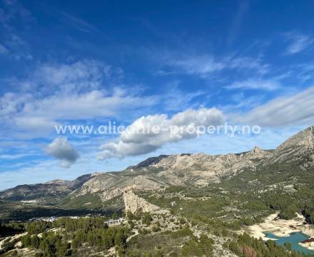 Guadalest er en av Alicante-provinsens desidert største turistattraksjoner. El Castell de Guadalest ble bygget allerede i det 11.århundre mens muslimene hersket over området. Først i det 13. århundre overtok de kristne denne historiske borgen som kontroll