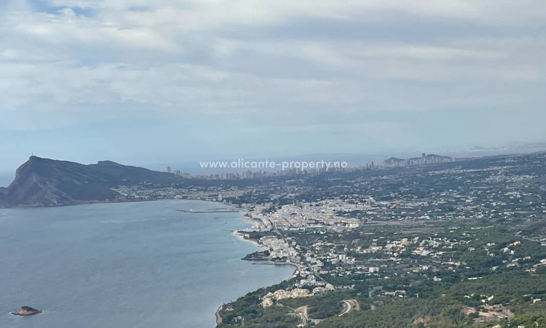 I Altea Hills ligger eksklusive boliger, leiligheter og luksus-villaer ligger i fjellskråningen med en enorm utsikt over Middelhavet og byene nedenfor.