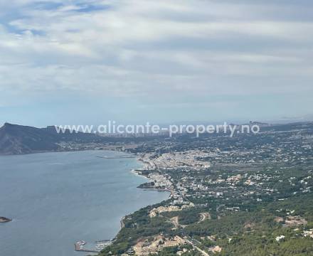 I Altea Hills ligger eksklusive boliger, leiligheter og luksus-villaer ligger i fjellskråningen med en enorm utsikt over Middelhavet og byene nedenfor.