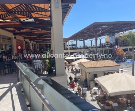 Dehesta Campoamor eller Campoamor ligger sentralt på Orihuela Costa, og sentralt til strand, golf, shopping, restauranter. Det er bare ca. 8 minutter til Zenia Boulevard og ca. 14 min. til Campoamor Golfbane fra stranden. Noen boliger ligger nesten på str