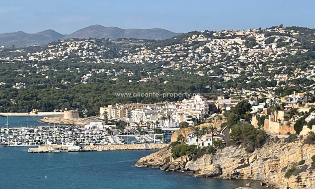 Moraira og Benissa Costa er Alicante-provinsen mest eksklusive område. Moraira by er en del av Teulada kommune. Kystlinjen til Moraira går over i Benissa Costa i sør, mot Calpe by.