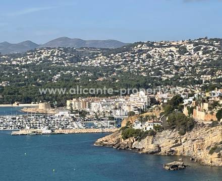 Moraira og Benissa Costa er Alicante-provinsen mest eksklusive område. Moraira by er en del av Teulada kommune. Kystlinjen til Moraira går over i Benissa Costa i sør, mot Calpe by.