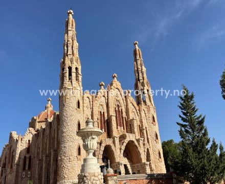 Novelda - residential area in the middle of the stunning Vinalopó Valley with Santa María Magdalena and Castillo de la Mola and with incredible views of Novelda and the Vinalopó Valley.