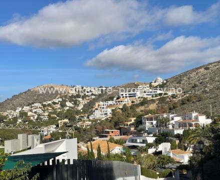 Moraira og Benissa Costa er Alicante-provinsen mest eksklusive område. Moraira by er en del av Teulada kommune. Kystlinjen til Moraira går over i Benissa Costa i sør, mot Calpe by.