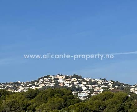 Moraira og Benissa Costa er Alicante-provinsen mest eksklusive område. Moraira by er en del av Teulada kommune. Kystlinjen til Moraira går over i Benissa Costa i sør, mot Calpe by.