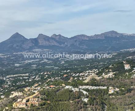 I Altea Hills ligger eksklusive boliger, leiligheter og luksus-villaer ligger i fjellskråningen med en enorm utsikt over Middelhavet og byene nedenfor.