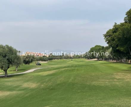 San Juan de Alicante er kjent for den lange by-stranda som er utrolig fin. Byen har et utrolig utvalg av restauranter/barer, uteliv, golfbane - Alicante Golf