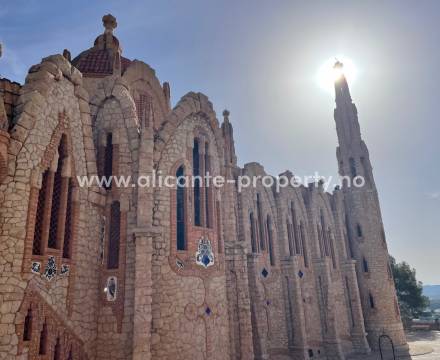 Novelda - residential area in the middle of the stunning Vinalopó Valley with Santa María Magdalena and Castillo de la Mola and with incredible views of Novelda and the Vinalopó Valley.