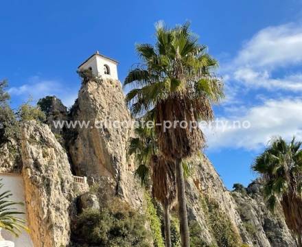 Guadalest er en av Alicante-provinsens desidert største turistattraksjoner. El Castell de Guadalest ble bygget allerede i det 11.århundre mens muslimene hersket over området. Først i det 13. århundre overtok de kristne denne historiske borgen som kontroll