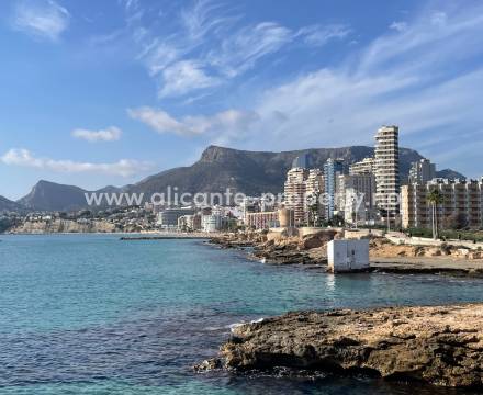 Calpe - En av Alicante-provinsens bolig-favoritter. Det finnes mange prosjekter med forskjellige typer villa/hus, leilighet, rekkehus i Calpe-området