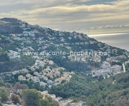 I Altea Hills ligger eksklusive boliger, leiligheter og luksus-villaer ligger i fjellskråningen med en enorm utsikt over Middelhavet og byene nedenfor.