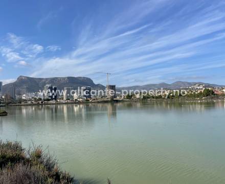 Calpe - En av Alicante-provinsens bolig-favoritter. Det finnes mange prosjekter med forskjellige typer villa/hus, leilighet, rekkehus i Calpe-området