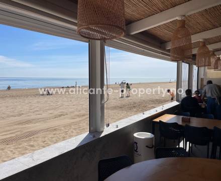 Los Arenales is a pleasant little coastal town with apartments and houses close to a fantastic fine sandy beach. The town is almost within walking distance of both the airport and Alicante city. 