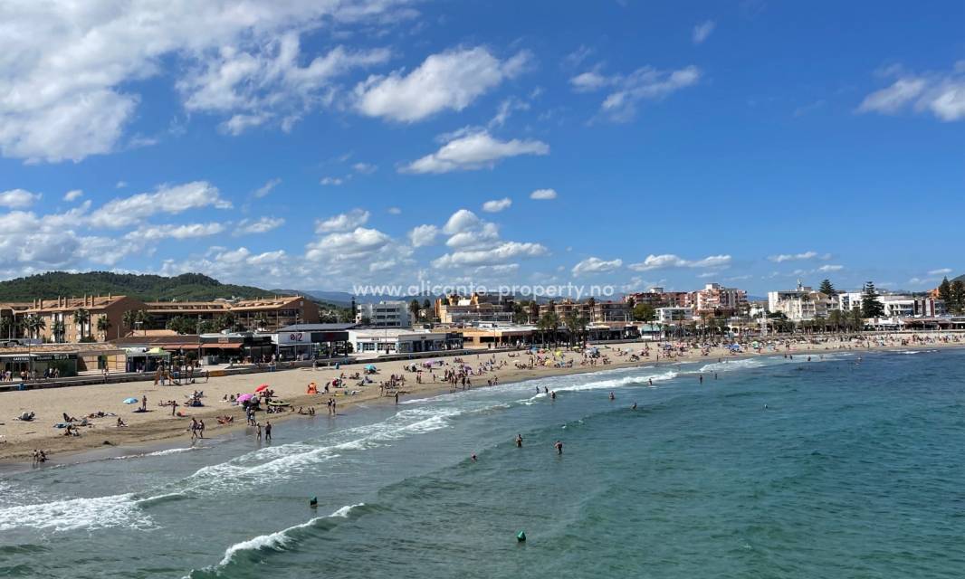 Jávea/Xábia has both residential areas with apartments close to the centre, and urbanizations which must be considered more luxurious areas where you find large houses and fincas. The north of the Alicante province tends to maintain a higher price level i