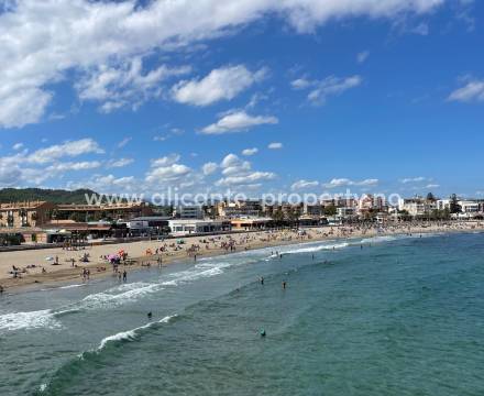 Jávea/Xábia har både boligområder med sentrumsnære leiligheter, og urbanisasjoner som man må regne som mer luksuriøse områder hvor man finner store hus og fincas. Nord i Alicante-provinsen holder gjerne et høyere prisnivå generelt enn sør i provinsen. Har