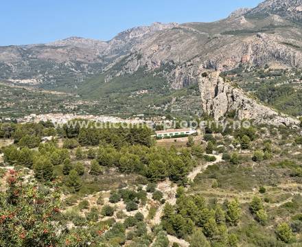 Guadalest er en av Alicante-provinsens desidert største turistattraksjoner. El Castell de Guadalest ble bygget allerede i det 11.århundre mens muslimene hersket over området. Først i det 13. århundre overtok de kristne denne historiske borgen som kontroll