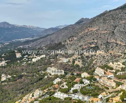 I Altea Hills ligger eksklusive boliger, leiligheter og luksus-villaer ligger i fjellskråningen med en enorm utsikt over Middelhavet og byene nedenfor.