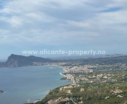 I Altea Hills ligger eksklusive boliger, leiligheter og luksus-villaer ligger i fjellskråningen med en enorm utsikt over Middelhavet og byene nedenfor.