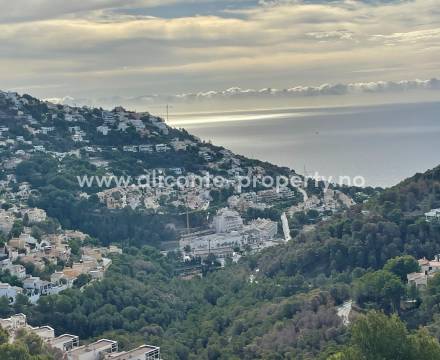 I Altea Hills ligger eksklusive boliger, leiligheter og luksus-villaer ligger i fjellskråningen med en enorm utsikt over Middelhavet og byene nedenfor.