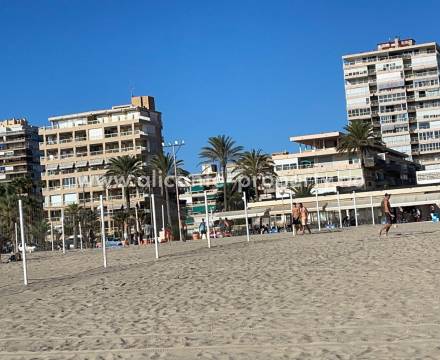 San Juan de Alicante er kjent for den lange by-stranda som er utrolig fin. Byen har et utrolig utvalg av restauranter/barer, uteliv, golfbane i byen, et aktivt idrettsmiljø samt god kommunikasjon til Alicante by.