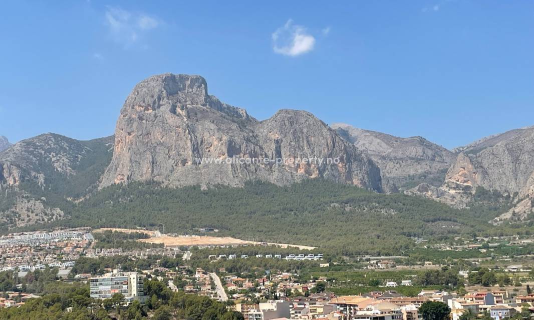 Polop - fra gammel historie til moderne hus og boliger i Polop Hills. Polop er en av de eldste byene med bosetning i Alicante-provinsen. Et område med meget moderne boligbygging med blant annet Polop Hills som et eksklusivt boligområde.