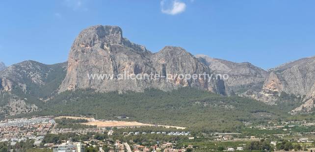 Polop - fra gammel historie til moderne hus og boliger i Polop Hills. Polop er en av de eldste byene med bosetning i Alicante-provinsen. Et område med meget moderne boligbygging med blant annet Polop Hills som et eksklusivt boligområde.