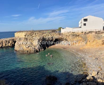 Tabarca er Spanias minst befolkede øya med kun mellom 50 og 75 faste innbyggere. Det finnes utrolig mange spennende ting å utforske på denne lille øye - en av Alicante provinsen største turisatraksjon. En naturskjønn øy med mange strender og bukter for å 