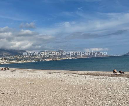 L´Albir var opprinnelig havnebyen til L´Alfaz del Pi, og ligger i L´Alfaz kommune. Beliggenheten ved stranden nær de kjente byene Altea og Benidorm, og ved foten av fjellet Sierra Helada, samt nær alle spennende attraksjoner gjør plasseringen av Albir fan