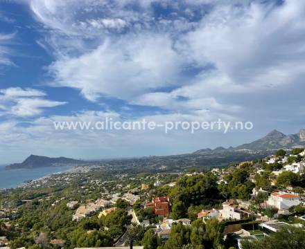 I Altea Hills ligger eksklusive boliger, leiligheter og luksus-villaer ligger i fjellskråningen med en enorm utsikt over Middelhavet og byene nedenfor.