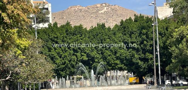 Når mange tenker på Orihuela så tenker man ofte Orihuela Costa. Men Orihuela er også en egen by ca.20 km inn i landet. Byen har ca.35.000 mennesker, mens hele distriktet har ca.100.000 fastboende.