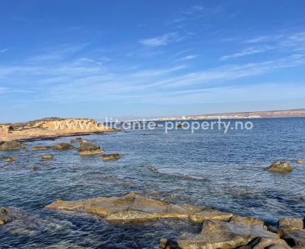 Tabarca er Spanias minst befolkede øya med kun mellom 50 og 75 faste innbyggere. Det finnes utrolig mange spennende ting å utforske på denne lille øye - en av Alicante provinsen største turisatraksjon. En naturskjønn øy med mange strender og bukter for å 