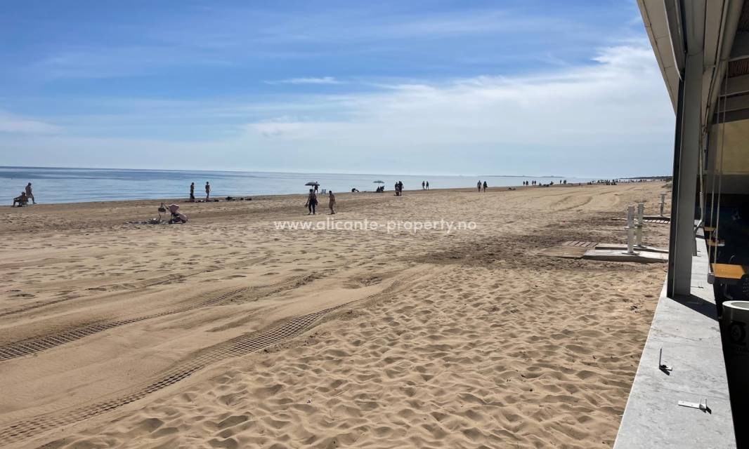 Los Arenales is a pleasant little coastal town with apartments and houses close to a fantastic fine sandy beach. The town is almost within walking distance of both the airport and Alicante city. 