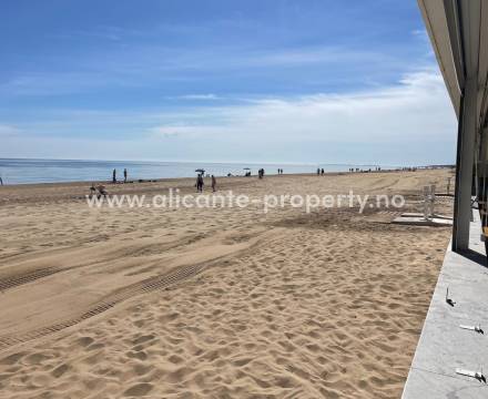 Los Arenales is a pleasant little coastal town with apartments and houses close to a fantastic fine sandy beach. The town is almost within walking distance of both the airport and Alicante city. 