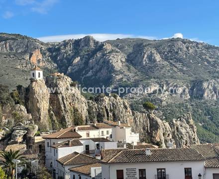 Guadalest er en av Alicante-provinsens desidert største turistattraksjoner. El Castell de Guadalest ble bygget allerede i det 11.århundre mens muslimene hersket over området. Først i det 13. århundre overtok de kristne denne historiske borgen som kontroll