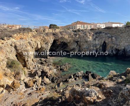 Tabarca er Spanias minst befolkede øya med kun mellom 50 og 75 faste innbyggere. Det finnes utrolig mange spennende ting å utforske på denne lille øye - en av Alicante provinsen største turisatraksjon. En naturskjønn øy med mange strender og bukter for å 