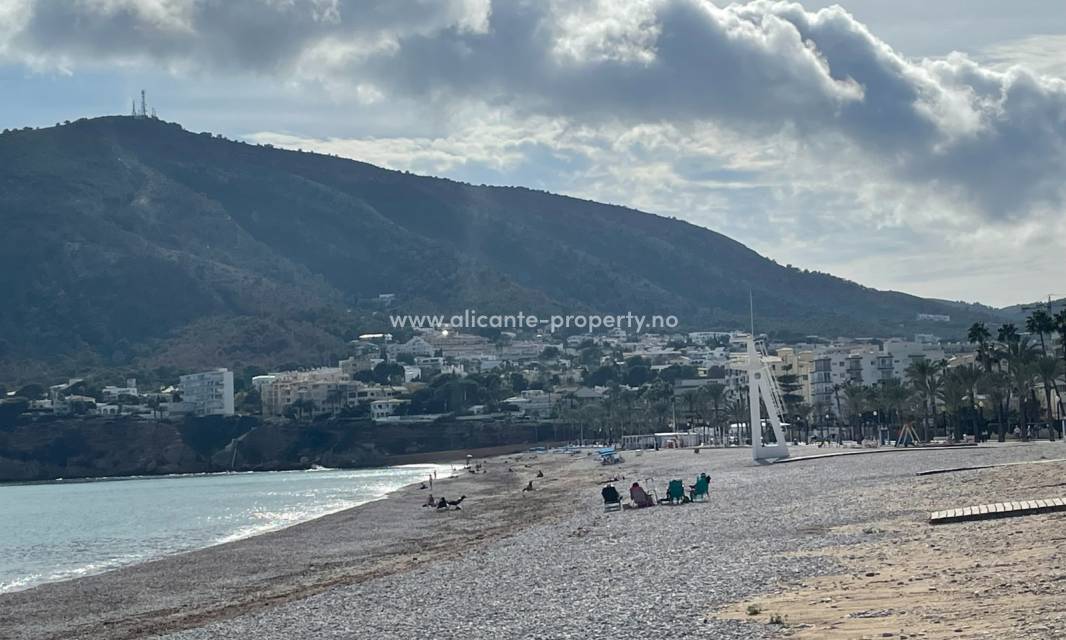 L´Albir var opprinnelig havnebyen til L´Alfaz del Pi, og ligger i L´Alfaz kommune. Beliggenheten ved stranden nær de kjente byene Altea og Benidorm, og ved foten av fjellet Sierra Helada, samt nær alle spennende attraksjoner gjør plasseringen av Albir fan