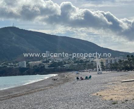 L´Albir var opprinnelig havnebyen til L´Alfaz del Pi, og ligger i L´Alfaz kommune. Beliggenheten ved stranden nær de kjente byene Altea og Benidorm, og ved foten av fjellet Sierra Helada, samt nær alle spennende attraksjoner gjør plasseringen av Albir fan