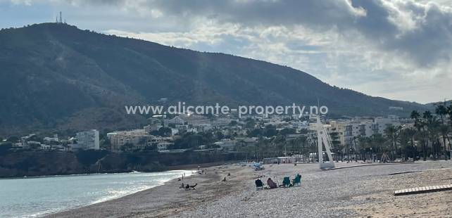 L´Albir var opprinnelig havnebyen til L´Alfaz del Pi, og ligger i L´Alfaz kommune. Beliggenheten ved stranden nær de kjente byene Altea og Benidorm, og ved foten av fjellet Sierra Helada, samt nær alle spennende attraksjoner gjør plasseringen av Albir fan