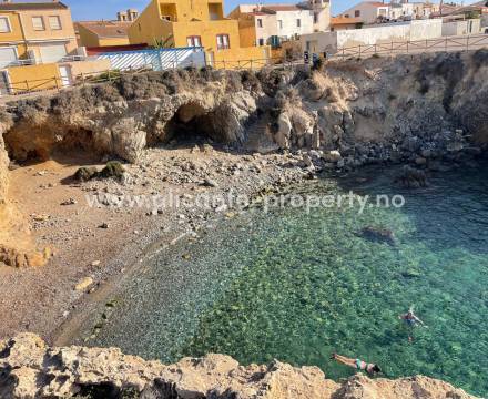 Tabarca er Spanias minst befolkede øya med kun mellom 50 og 75 faste innbyggere. Det finnes utrolig mange spennende ting å utforske på denne lille øye - en av Alicante provinsen største turisatraksjon. En naturskjønn øy med mange strender og bukter for å 