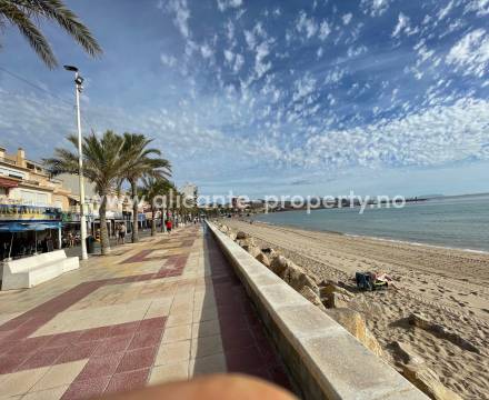 El Campello - fra strandliv til fjelltur på 15 minutter - villaer, hus og leiligheter med utsikt. Langs El Campellos strandpromenade og kystlinje ligger det  også mange eksklusive boliger med svært god utsikt.  